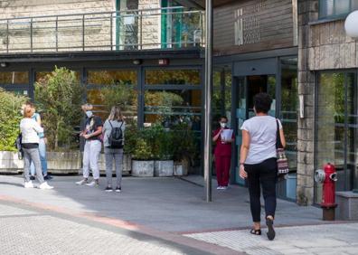 Imagen secundaria 1 - A la izquierda: el centro Santa Maria Magdalena de Hernani registra 29 casos positivos por coronavirus. A la derecha: La residencia Hermano Garate de Donostia ha sumado tres decesos por Covid entre sus usuarios. 