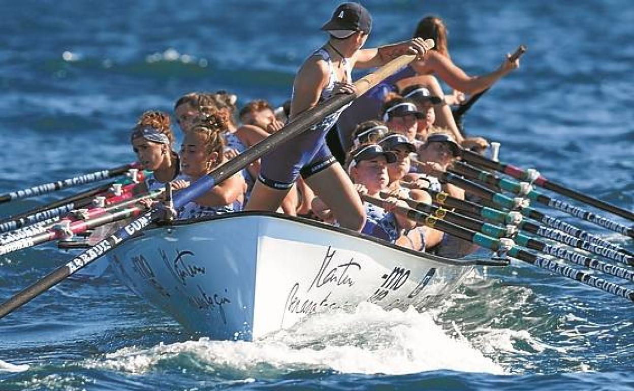 Arraun Lagunak, bogando en Donostia.