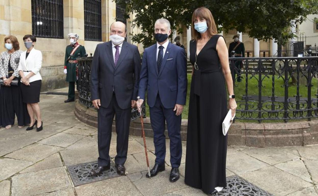 Andoni Ortuzar, Iñigo Urkullu e Idoia Mendia posan ante el Árbol de Gernika tras la jura del lehendakari.