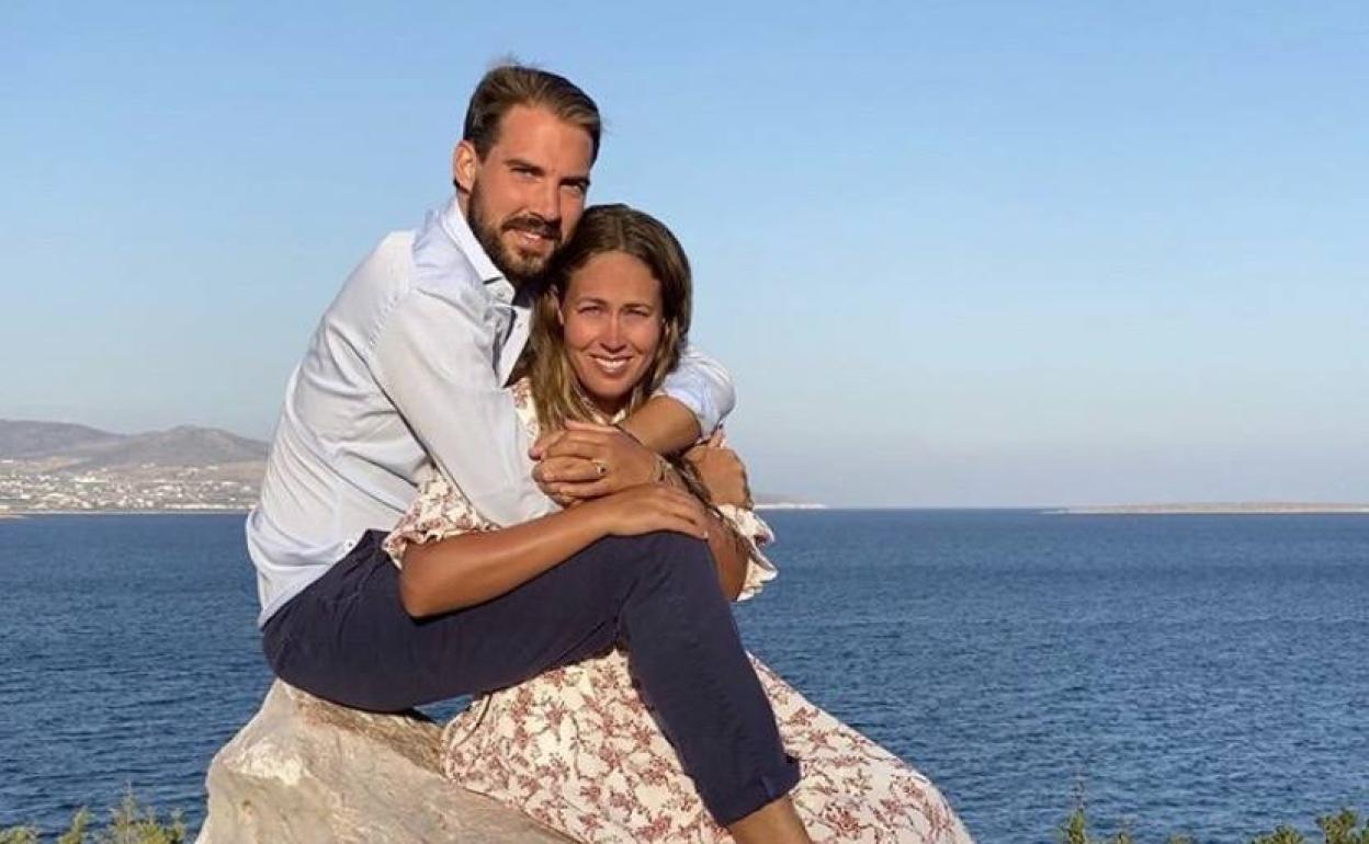 . Aunque se hizo oficial esta semana, fue en la isla griega de Ítaca, hace ya días, cuando Felipe de Grecia le pidió matrimonio a Nina. Ella, en sus redes sociales, colgó esta foto con un «te amo hoy, te amaré mañana y siempre. Nos haces más felices, mejores y fuertes. Espero pasar el resto de nuestras vidas juntos». 