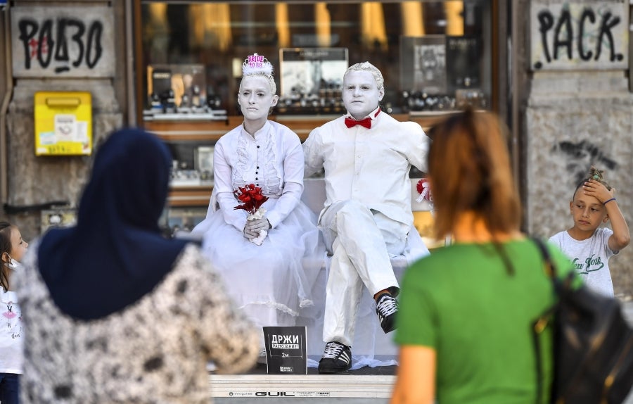 Respetando las medidas de seguridad y el distanciamiento social, los concursantes del Festival de estatuas vivientes 2020 han salido a las calles de Skopie, Macedonia, para animar a la población. 
