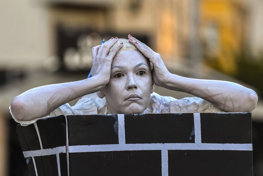 Respetando las medidas de seguridad y el distanciamiento social, los concursantes del Festival de estatuas vivientes 2020 han salido a las calles de Skopie, Macedonia, para animar a la población. 