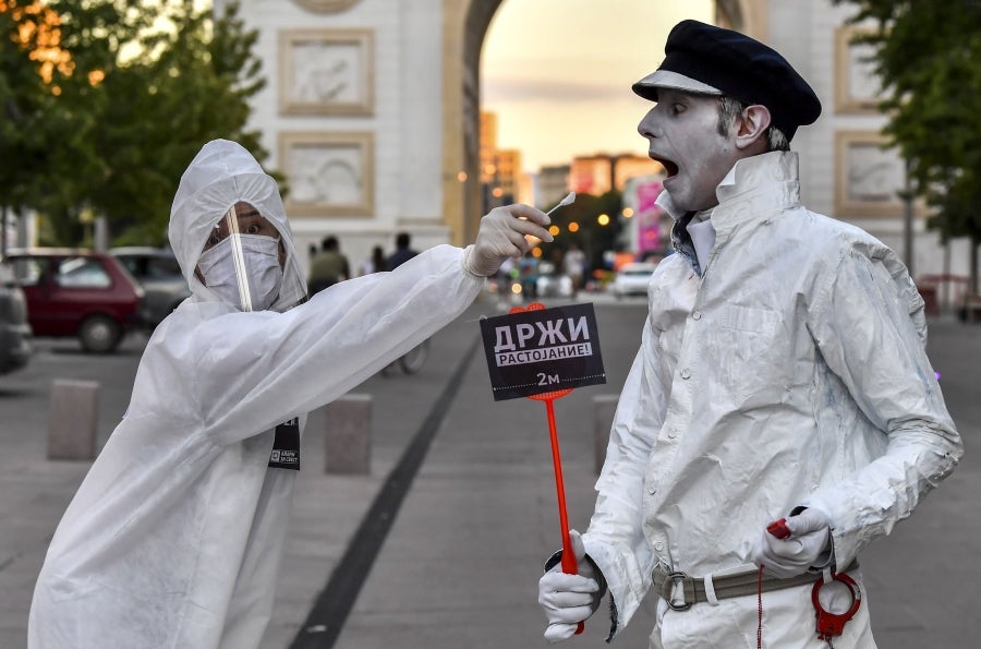 Respetando las medidas de seguridad y el distanciamiento social, los concursantes del Festival de estatuas vivientes 2020 han salido a las calles de Skopie, Macedonia, para animar a la población. 