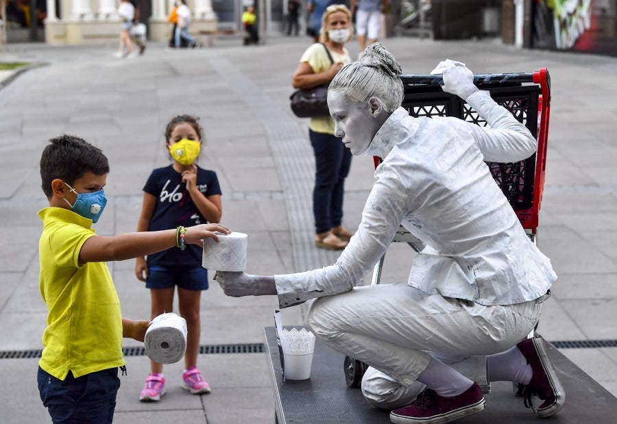 Respetando las medidas de seguridad y el distanciamiento social, los concursantes del Festival de estatuas vivientes 2020 han salido a las calles de Skopie, Macedonia, para animar a la población. 