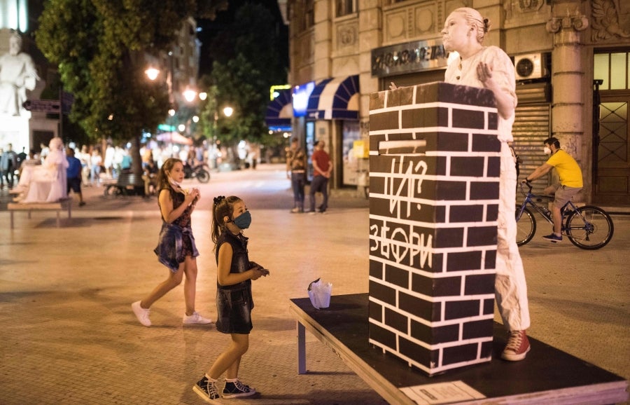 Respetando las medidas de seguridad y el distanciamiento social, los concursantes del Festival de estatuas vivientes 2020 han salido a las calles de Skopie, Macedonia, para animar a la población. 
