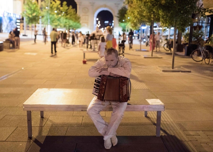 Respetando las medidas de seguridad y el distanciamiento social, los concursantes del Festival de estatuas vivientes 2020 han salido a las calles de Skopie, Macedonia, para animar a la población. 
