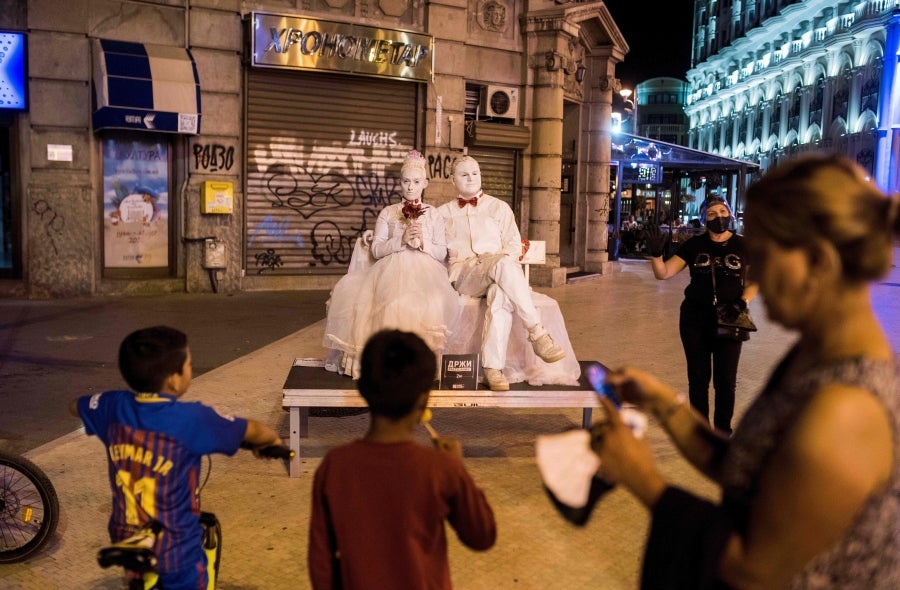 Respetando las medidas de seguridad y el distanciamiento social, los concursantes del Festival de estatuas vivientes 2020 han salido a las calles de Skopie, Macedonia, para animar a la población. 