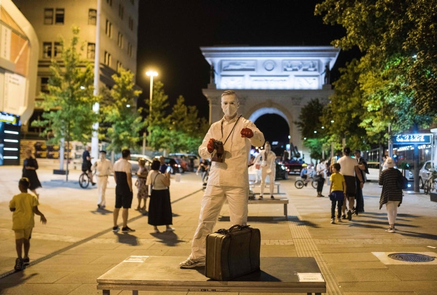 Respetando las medidas de seguridad y el distanciamiento social, los concursantes del Festival de estatuas vivientes 2020 han salido a las calles de Skopie, Macedonia, para animar a la población. 