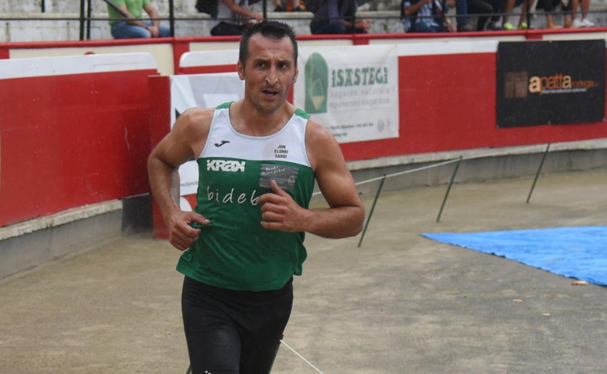 Xabier Zaldua, corriendo en la plaza de toros de Azpeitia. 