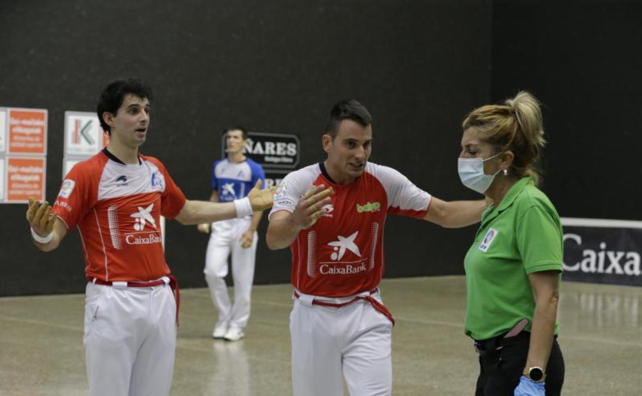 Altuna III y Ander Imaz protestan airadamente a la jueza en el tanto de la polémica, en Lekeitio. 