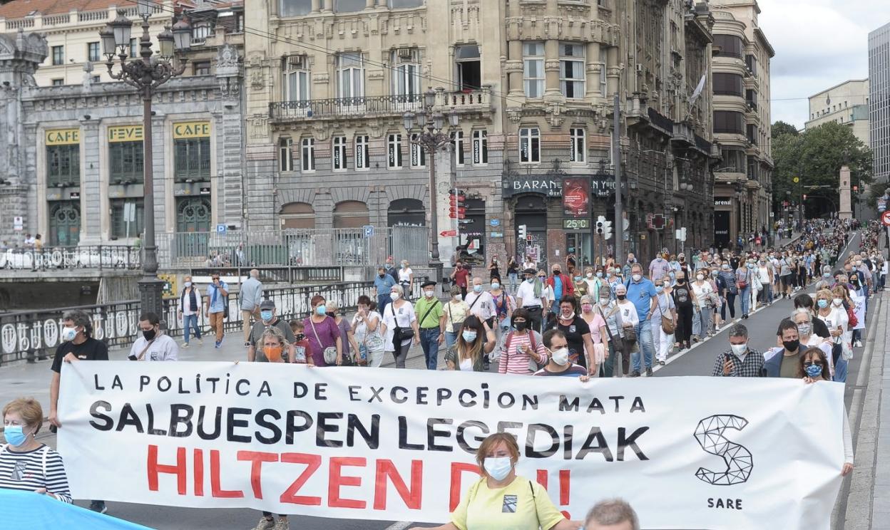 La manifestación partió desde la Subdelegación del Gobierno en Bizkaia y recorrió el centro de Bilbao organizada en tres columnas. 