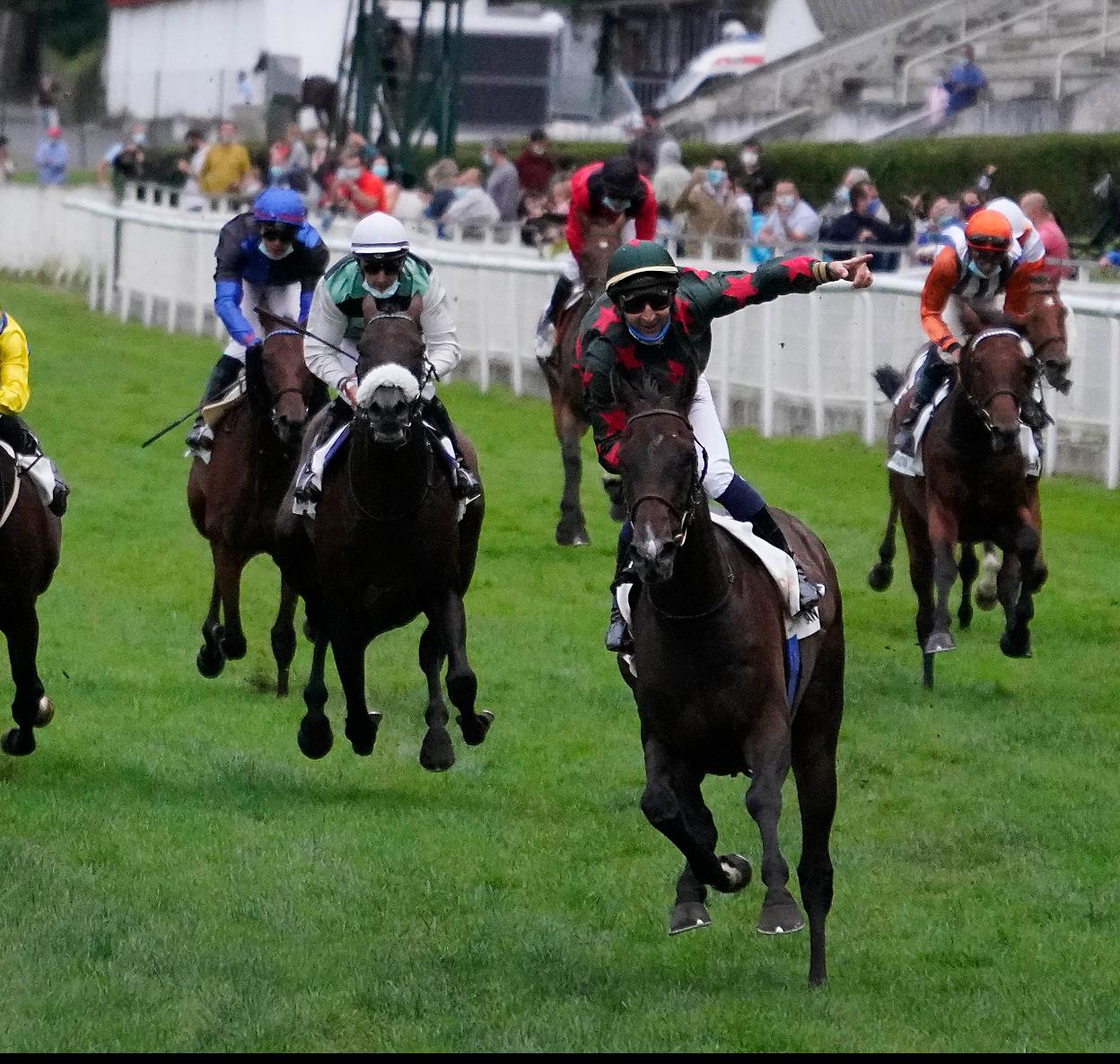 Julian Grosjean celebra a lomos de 'Iskanderhon' su triunfo en el Gran Premio de San Sebastián. 