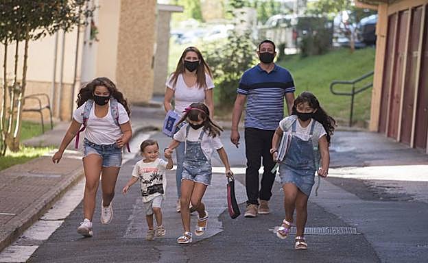 Gisela y Ezequiel llevan al cole a Sofía, Sara, Erika y Agustín. 