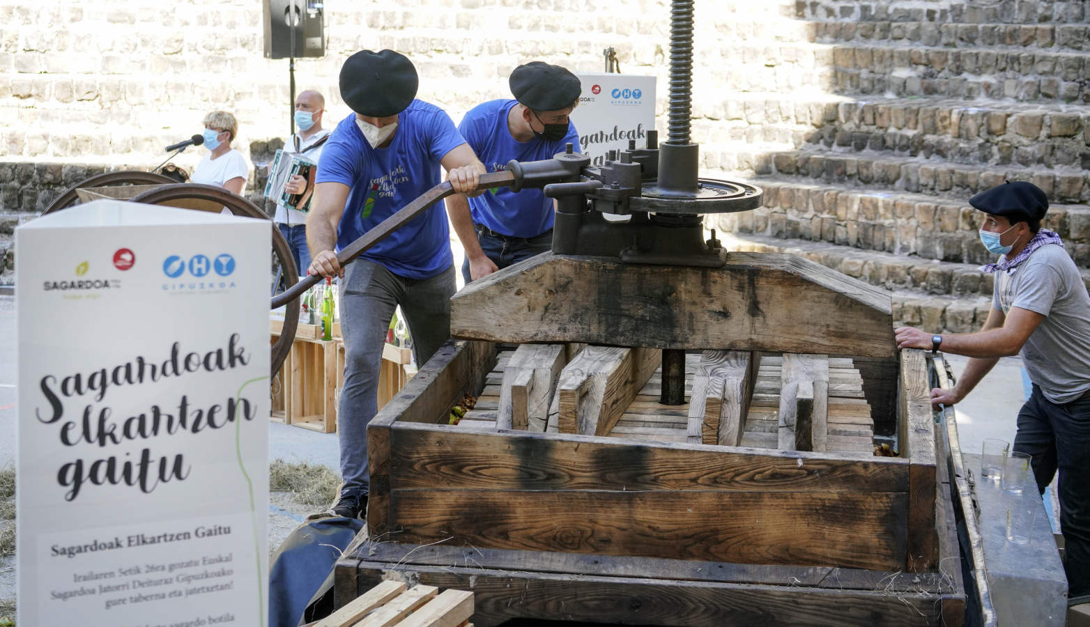 Este año no habrá 'Sagardo Eguna' debido a la pandemia del Covid-19. La campaña se llevará a cabo en bares y restaurantes guipuzcoanos y en ella participan todos los hosteleros y sidrerías que se han inscrito, en total 40. 