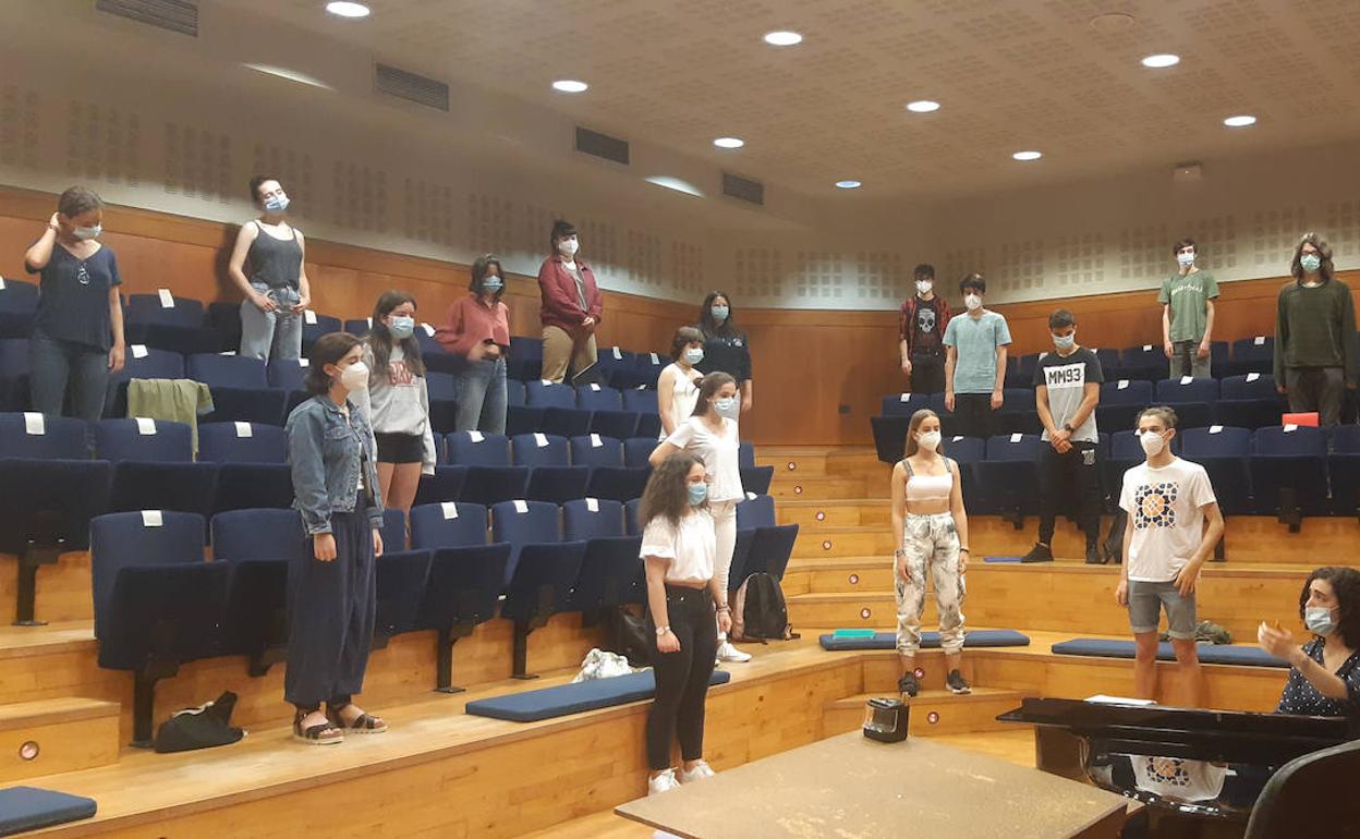 Uno de los ensayos del Orfeoi Gazte en la sede de la entidad con las mascarillas puestas. 