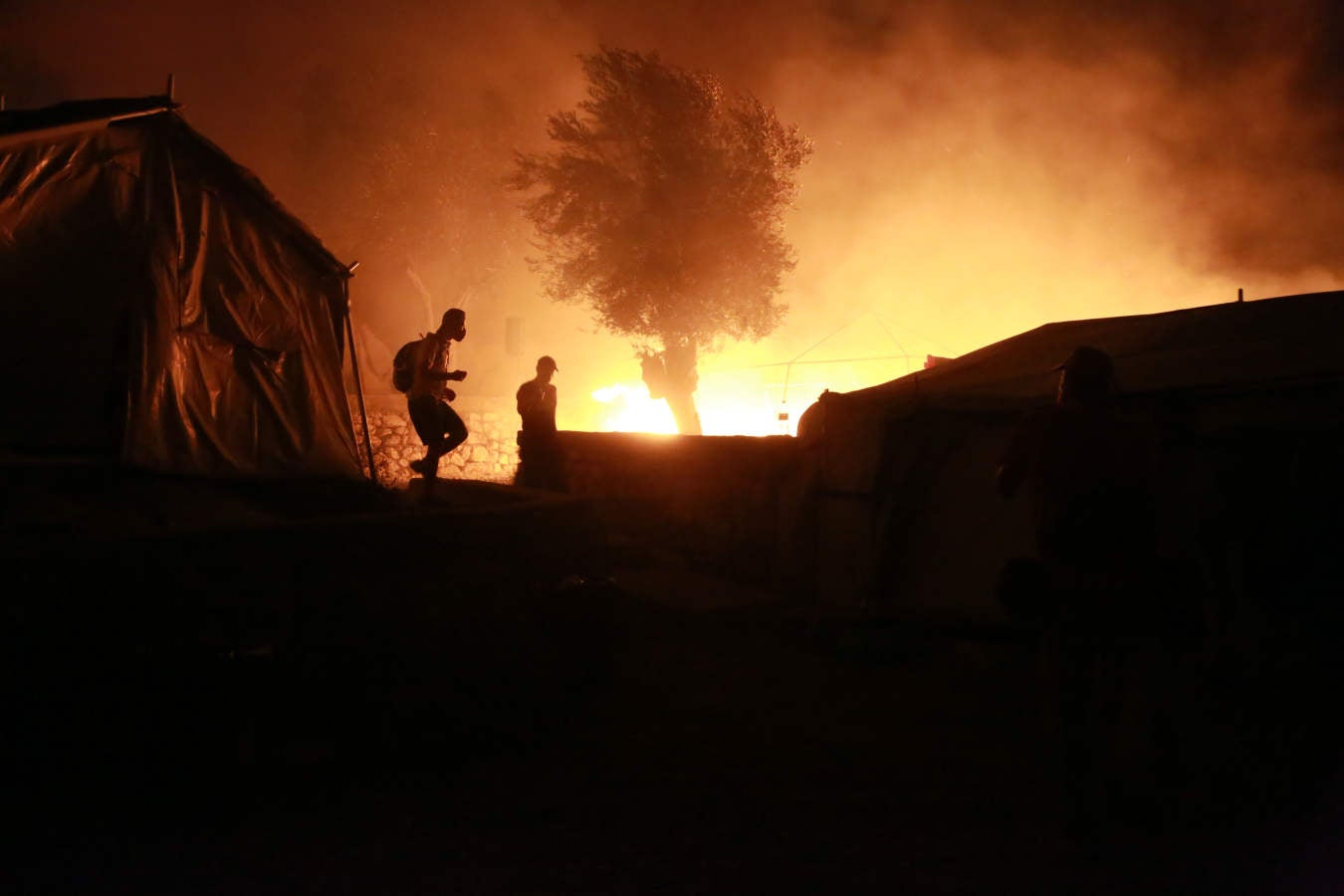 El campo de refugiados de Moria queda destruido en un incendio