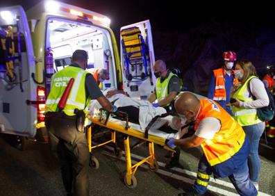 Imagen secundaria 1 - Más de veinte heridos en Pontevedra al volcar un autobús tras atropellar a un caballo