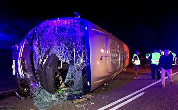 Más de veinte heridos en Pontevedra al volcar un autobús tras atropellar a un caballo