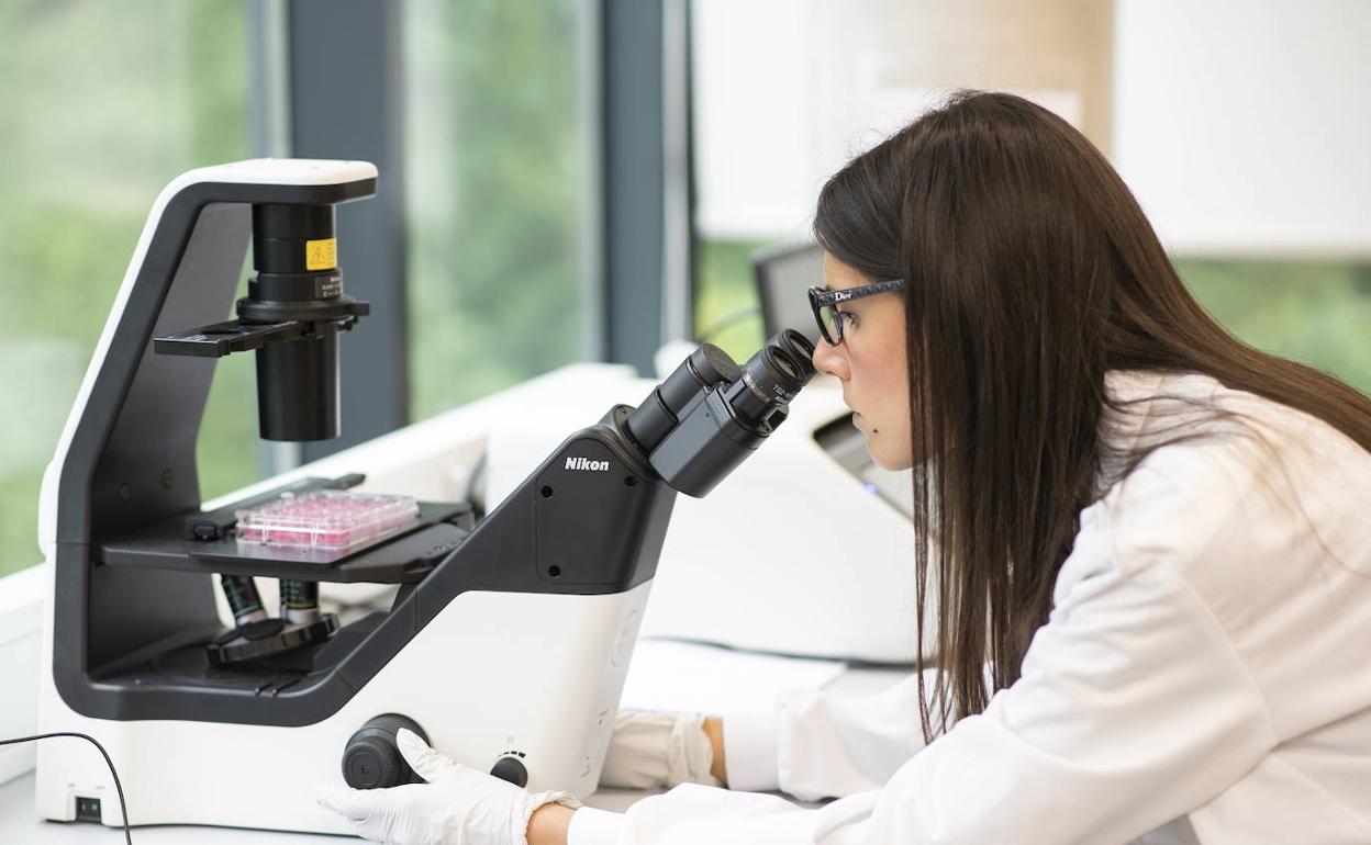 Una investigadora, en un laboratorio de Viralgen. 