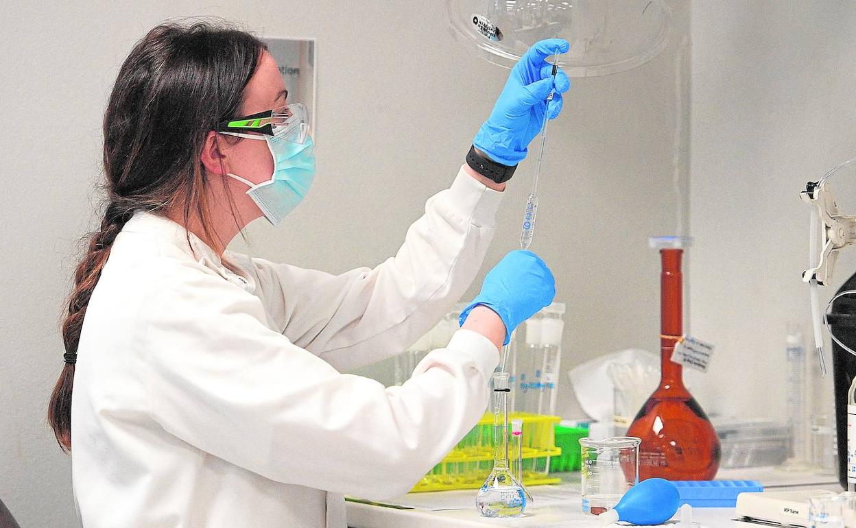 Una científica trabaja en los laboratorios de la farmacéutica AstraZeneca en Londres. 