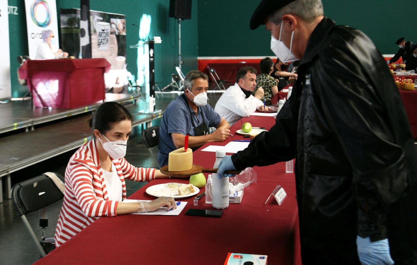 Patxi Lopez de Uralde Fernandez de Larrea es el ganador del XLVII concurso de quesos de Ordizia elaborados por pastores con leche cruda de Ardi Latxa o Karrantzana