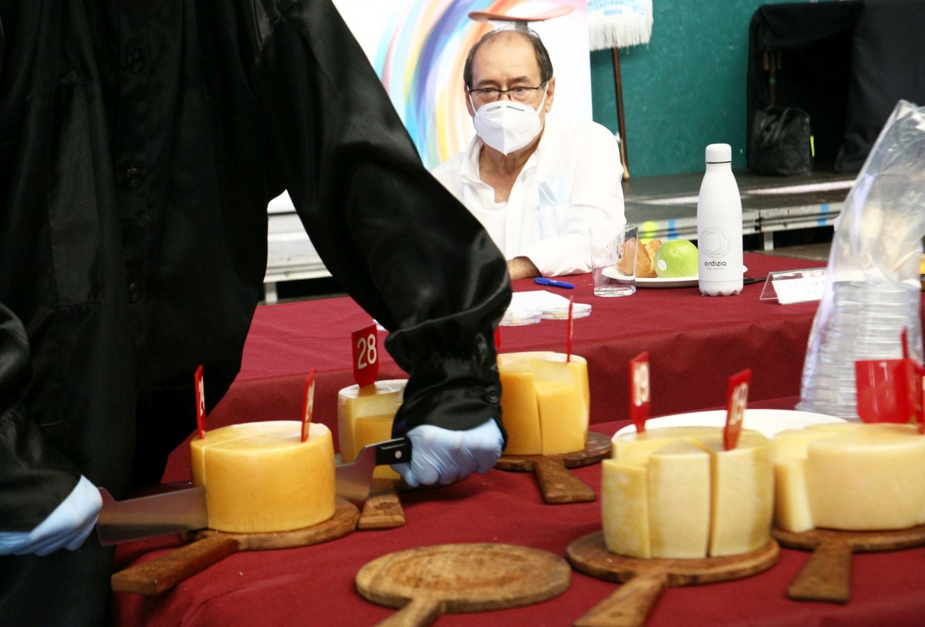 Patxi Lopez de Uralde Fernandez de Larrea es el ganador del XLVII concurso de quesos de Ordizia elaborados por pastores con leche cruda de Ardi Latxa o Karrantzana