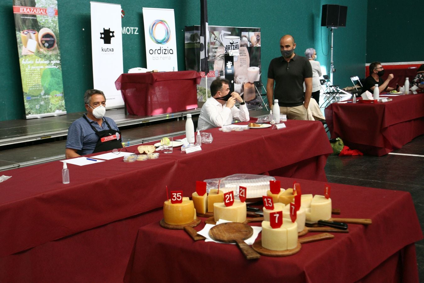 Patxi Lopez de Uralde Fernandez de Larrea es el ganador del XLVII concurso de quesos de Ordizia elaborados por pastores con leche cruda de Ardi Latxa o Karrantzana