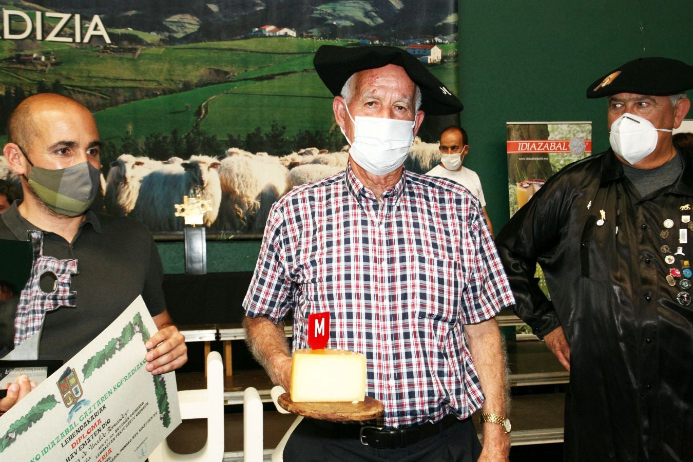 Patxi Lopez de Uralde Fernandez de Larrea es el ganador del XLVII concurso de quesos de Ordizia elaborados por pastores con leche cruda de Ardi Latxa o Karrantzana