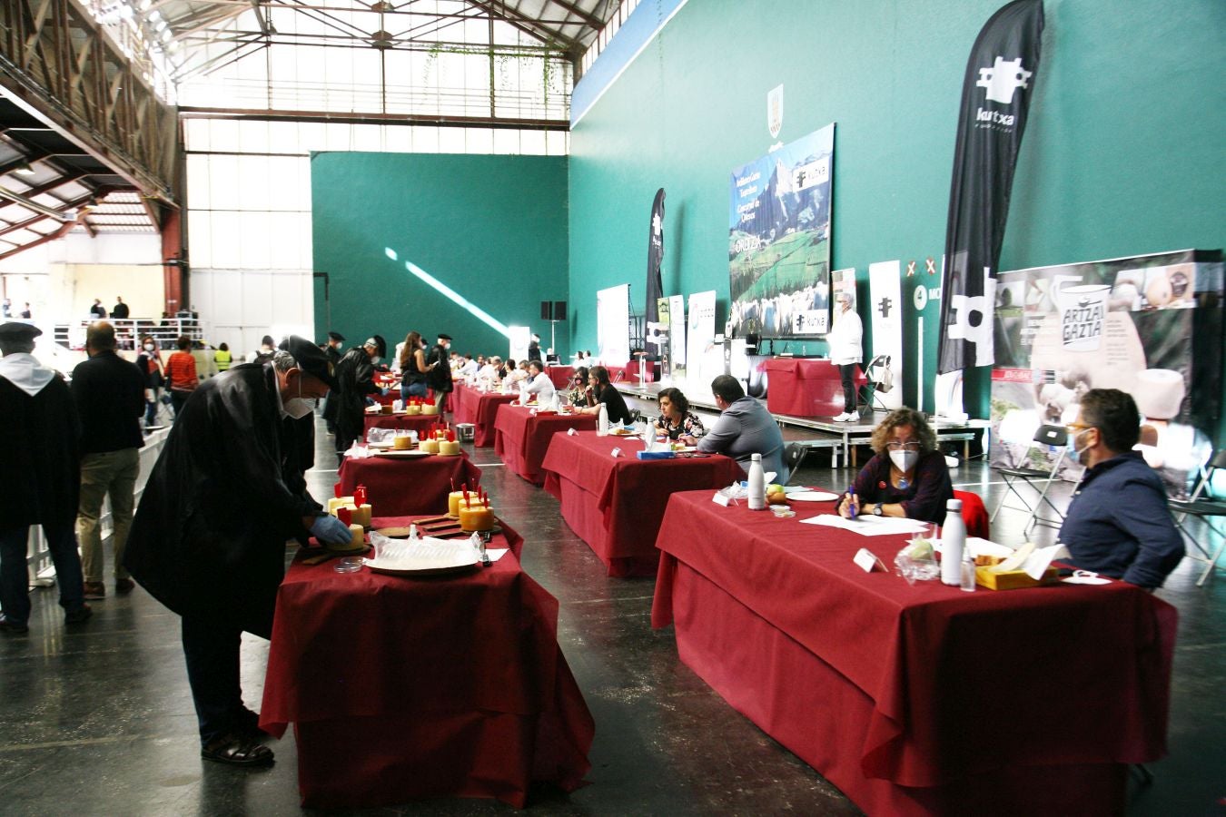 Patxi Lopez de Uralde Fernandez de Larrea es el ganador del XLVII concurso de quesos de Ordizia elaborados por pastores con leche cruda de Ardi Latxa o Karrantzana