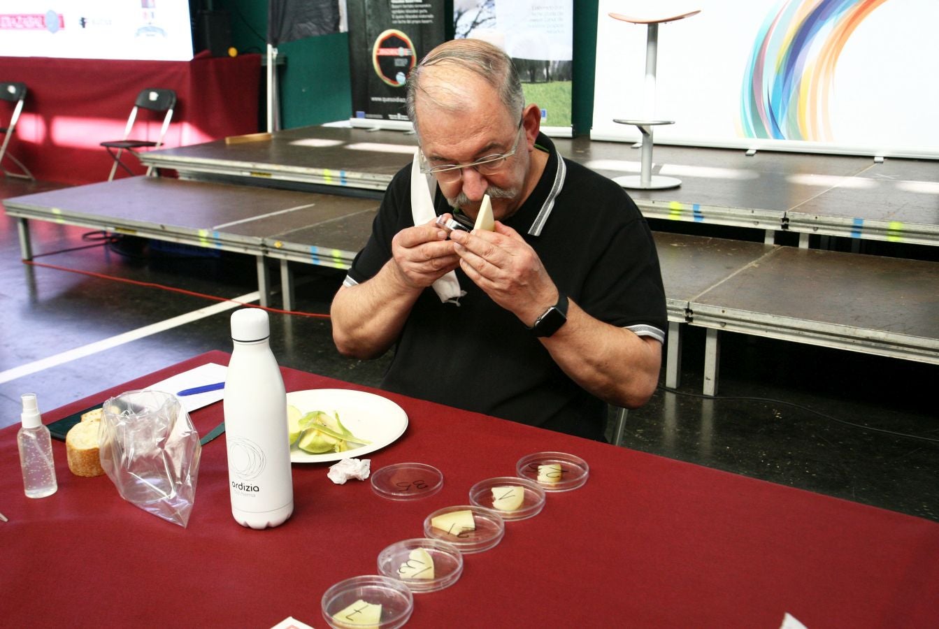 Patxi Lopez de Uralde Fernandez de Larrea es el ganador del XLVII concurso de quesos de Ordizia elaborados por pastores con leche cruda de Ardi Latxa o Karrantzana