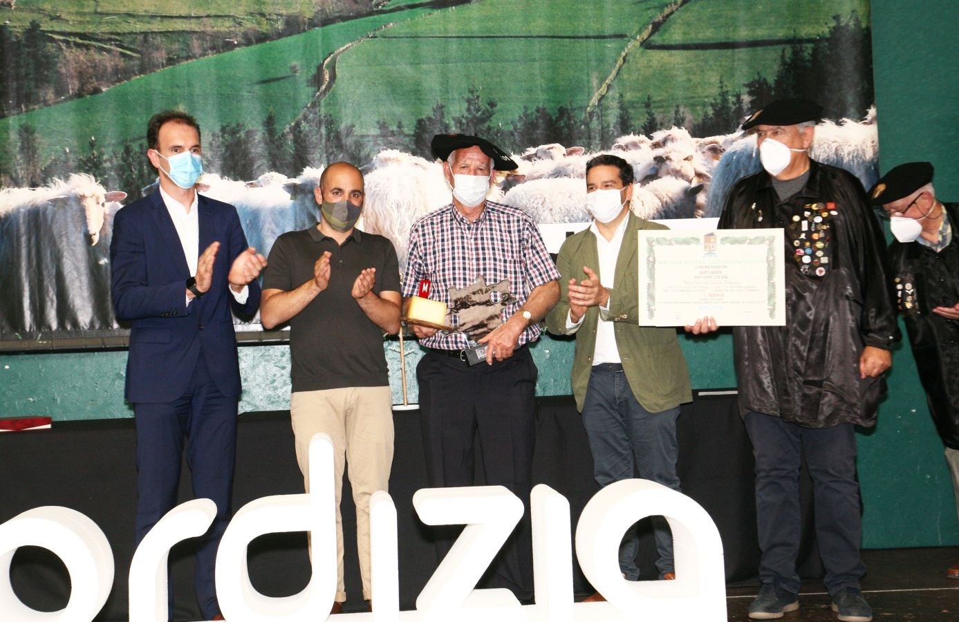 Patxi Lopez de Uralde Fernandez de Larrea es el ganador del XLVII concurso de quesos de Ordizia elaborados por pastores con leche cruda de Ardi Latxa o Karrantzana