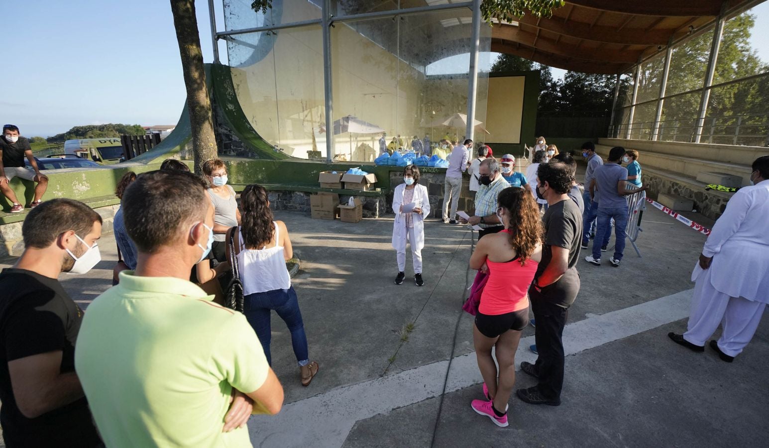 Medio millar de temporeros se someten a test PCR antes de dar comienzo a la vendimia del txakoli