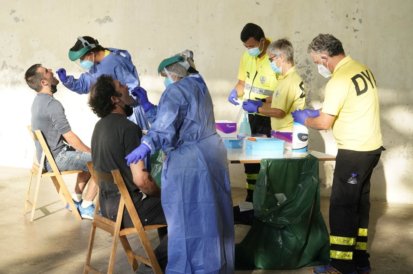 Medio millar de temporeros se someten a test PCR antes de dar comienzo a la vendimia del txakoli
