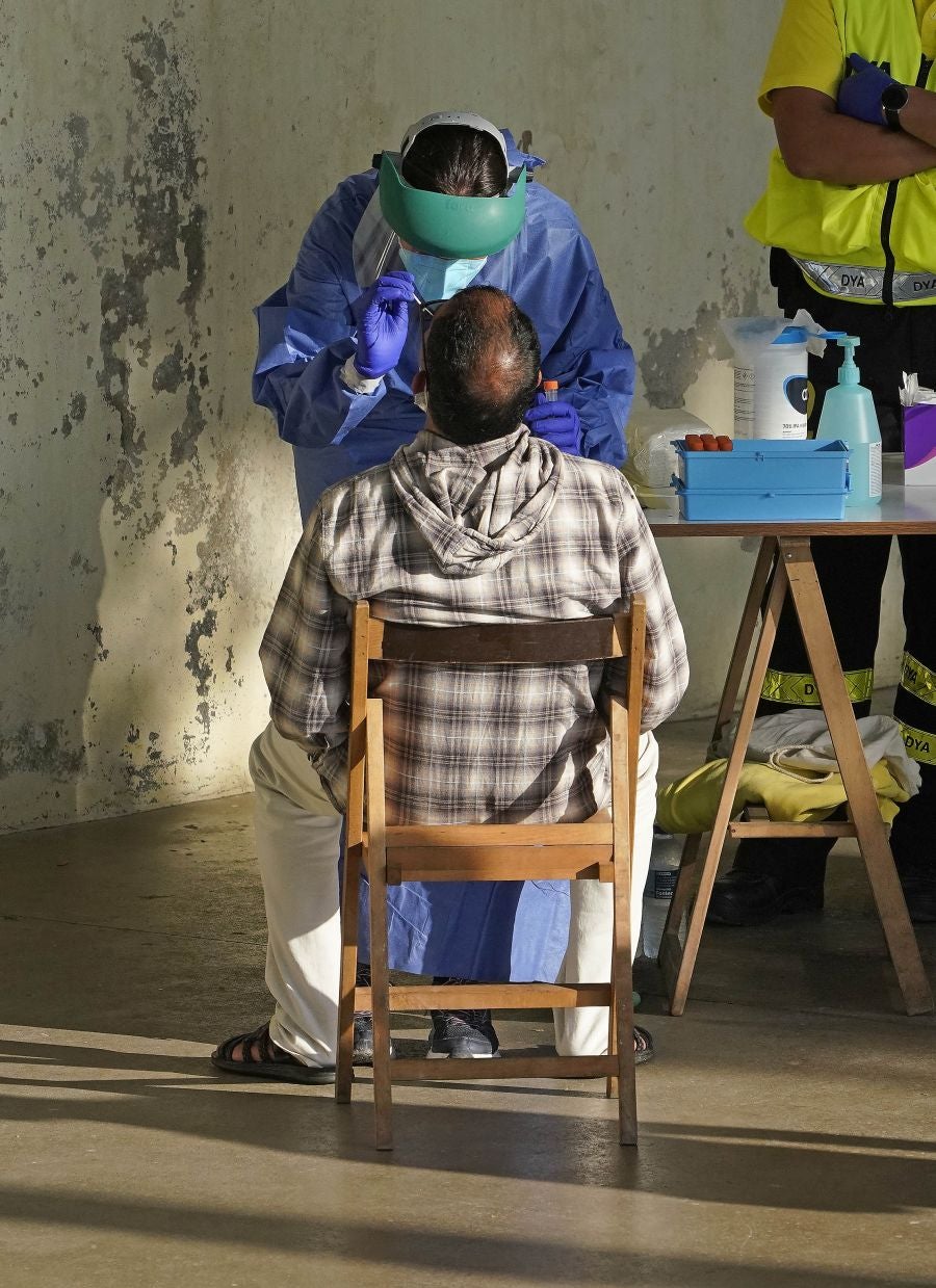 Medio millar de temporeros se someten a test PCR antes de dar comienzo a la vendimia del txakoli