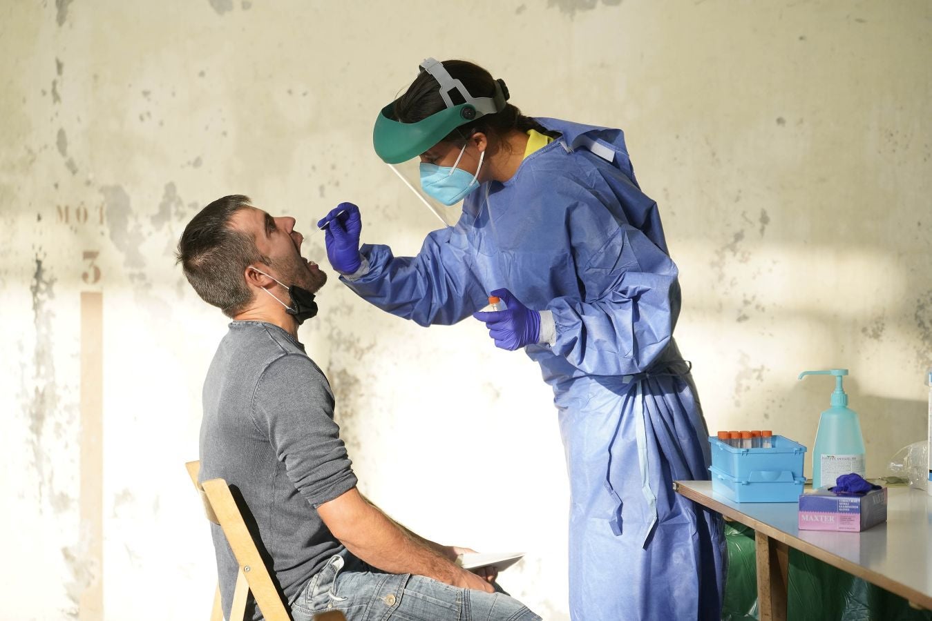 Medio millar de temporeros se someten a test PCR antes de dar comienzo a la vendimia del txakoli