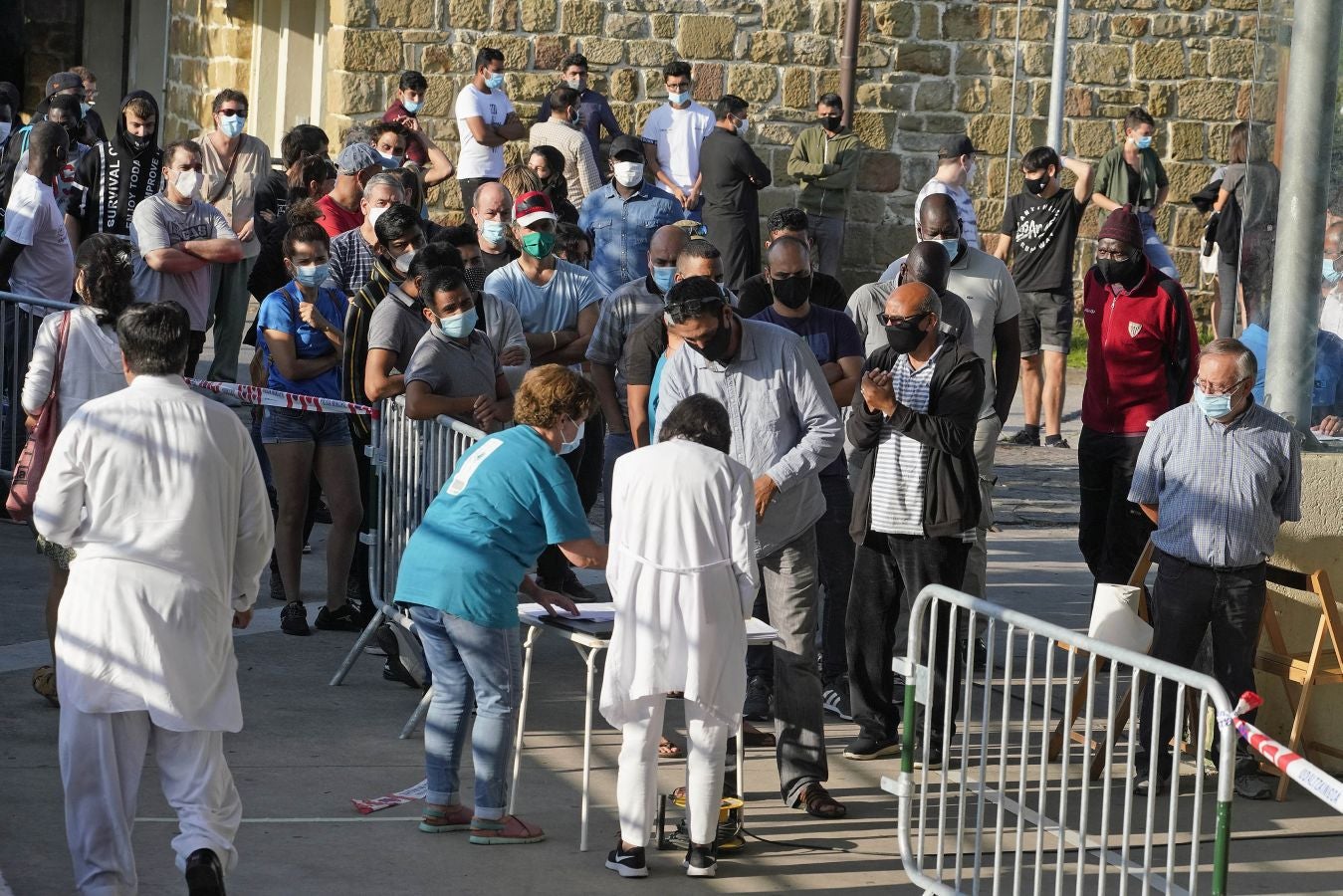 Medio millar de temporeros se someten a test PCR antes de dar comienzo a la vendimia del txakoli