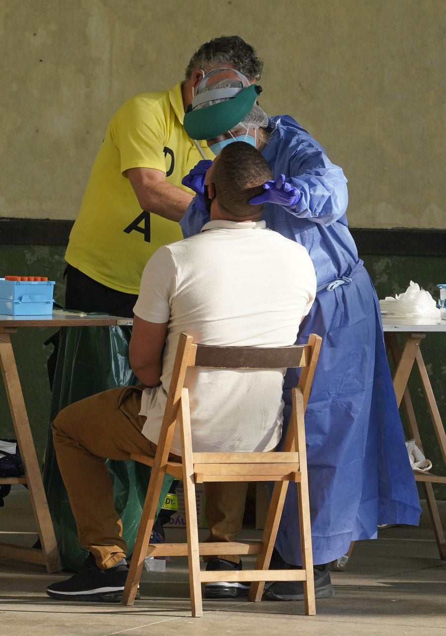 Medio millar de temporeros se someten a test PCR antes de dar comienzo a la vendimia del txakoli