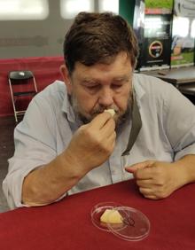 Imagen secundaria 2 - Una vez que los miembros de la Cofradía han entregado los trozos de quesos cortado el jurado ha podido quitarse la mascarilla. 