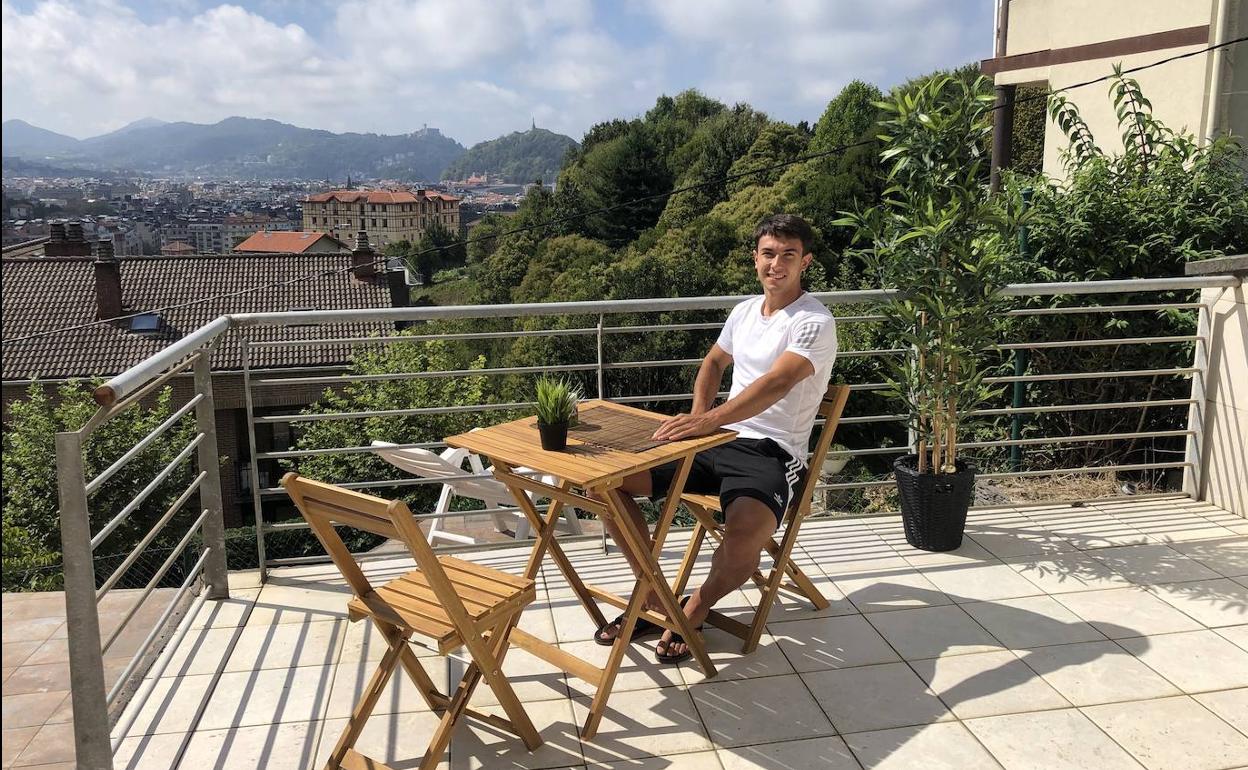 Martin Zubimendi posa en la terraza de casa, en la falta del monte Ulía, con Urgull e Igeldo en el horizonte.