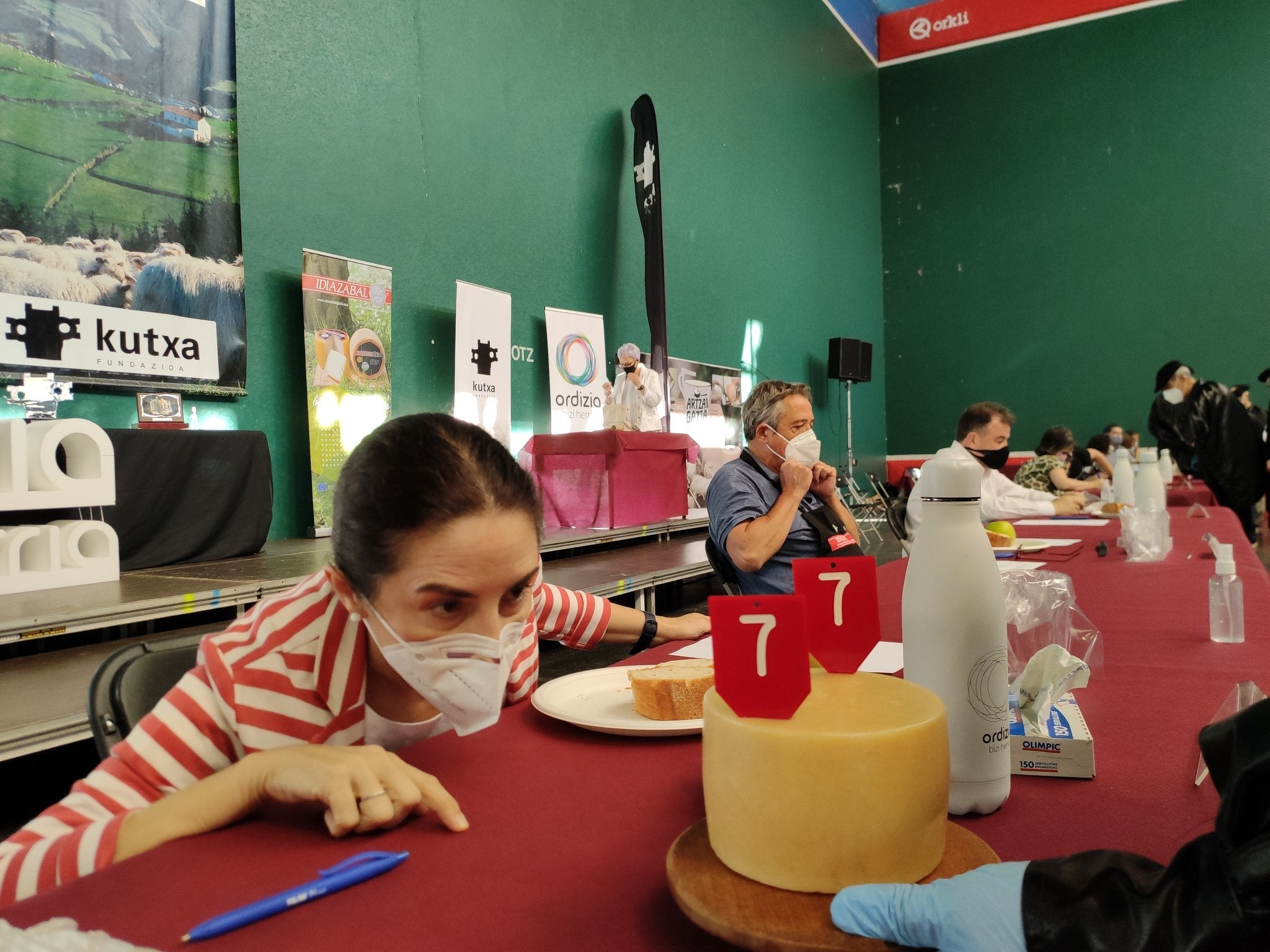 Imagen secundaria 1 - Una vez que los miembros de la Cofradía han entregado los trozos de quesos cortado el jurado ha podido quitarse la mascarilla. 