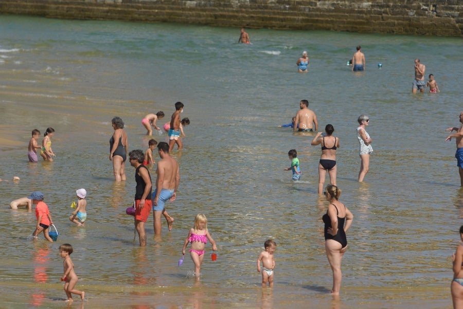 Fotos: Los guipuzcoanos se resisten a despedirse de la playa