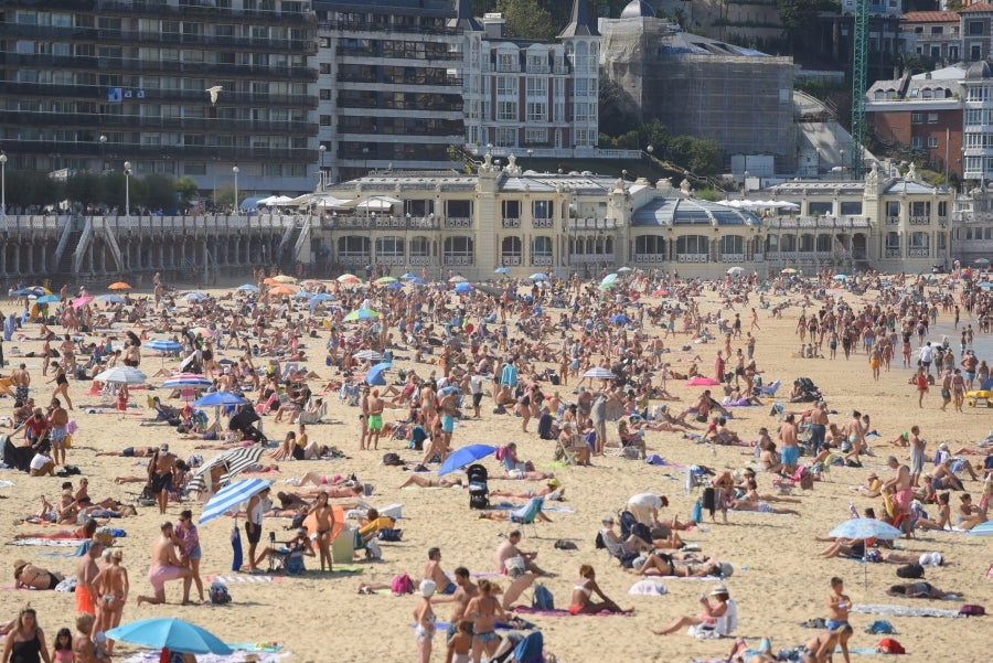 Fotos: Los guipuzcoanos se resisten a despedirse de la playa