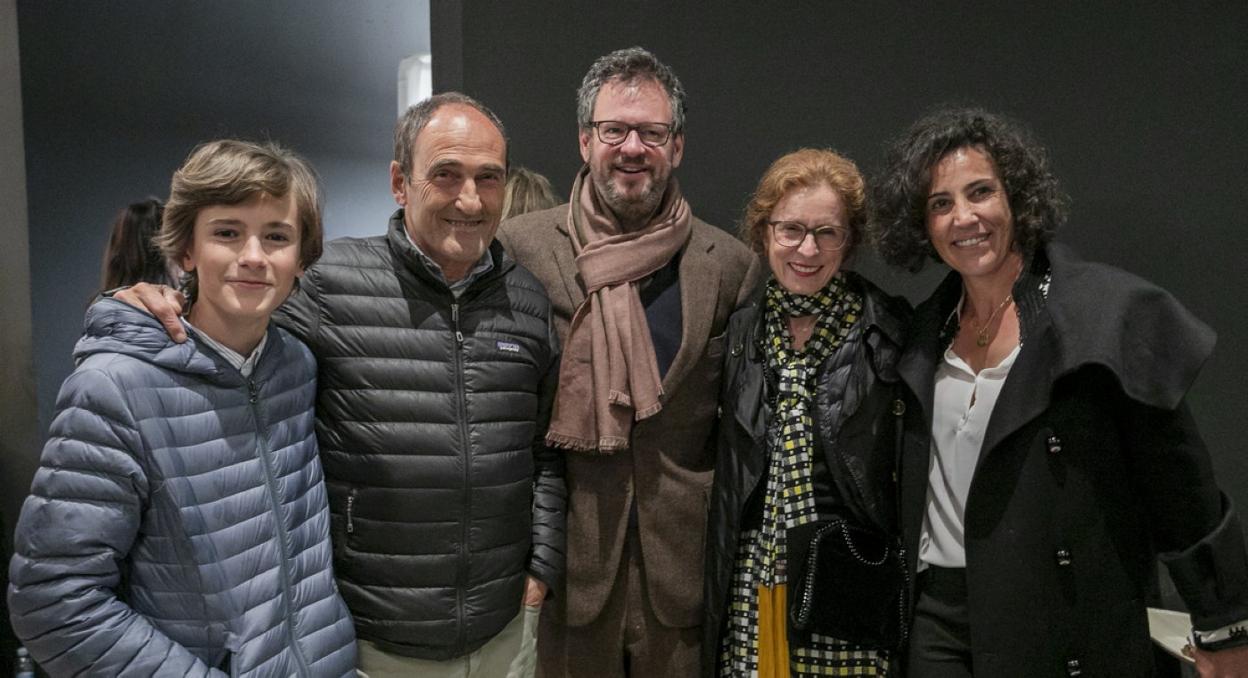 Iwan, con su esposa Manuela, en compañía de Pedro Chillida y sus hijos Iñaki y Naiara.
