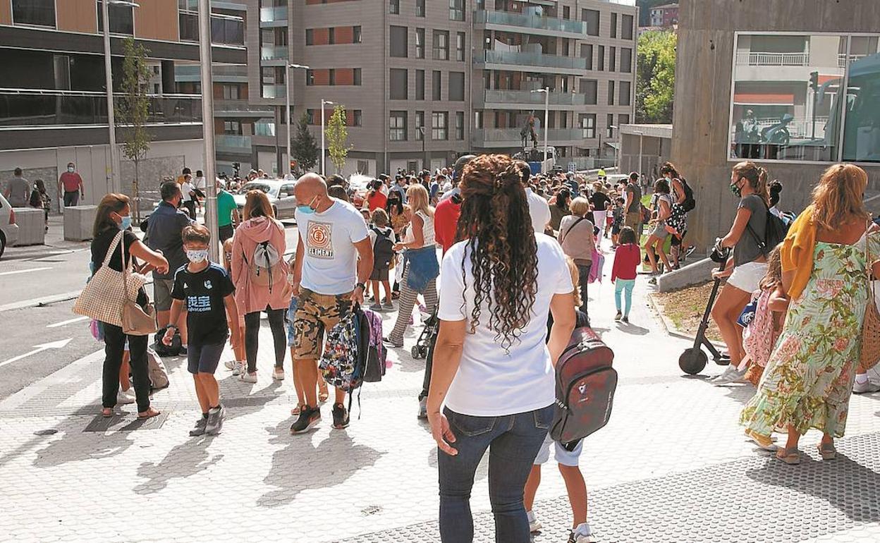 Salida del colegio en Aldapeta de Donostia donde una clase se ha cerrado por el positivo de un alumno.