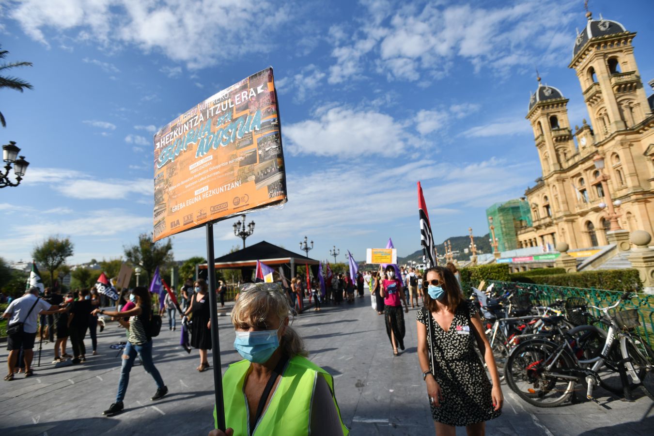 Los sindicatos de la enseñanza se han manifestado este martes en las calles de San Sebstián y han reclamado un retorno a las aulas «seguro» y acordado para hacer frente al Covid-19