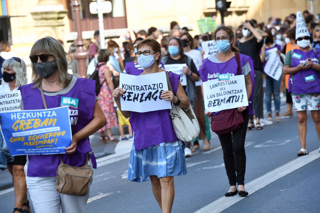 Los sindicatos de la enseñanza se han manifestado este martes en las calles de San Sebstián y han reclamado un retorno a las aulas «seguro» y acordado para hacer frente al Covid-19