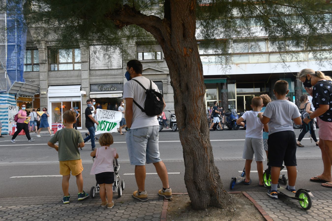 Los sindicatos de la enseñanza se han manifestado este martes en las calles de San Sebstián y han reclamado un retorno a las aulas «seguro» y acordado para hacer frente al Covid-19