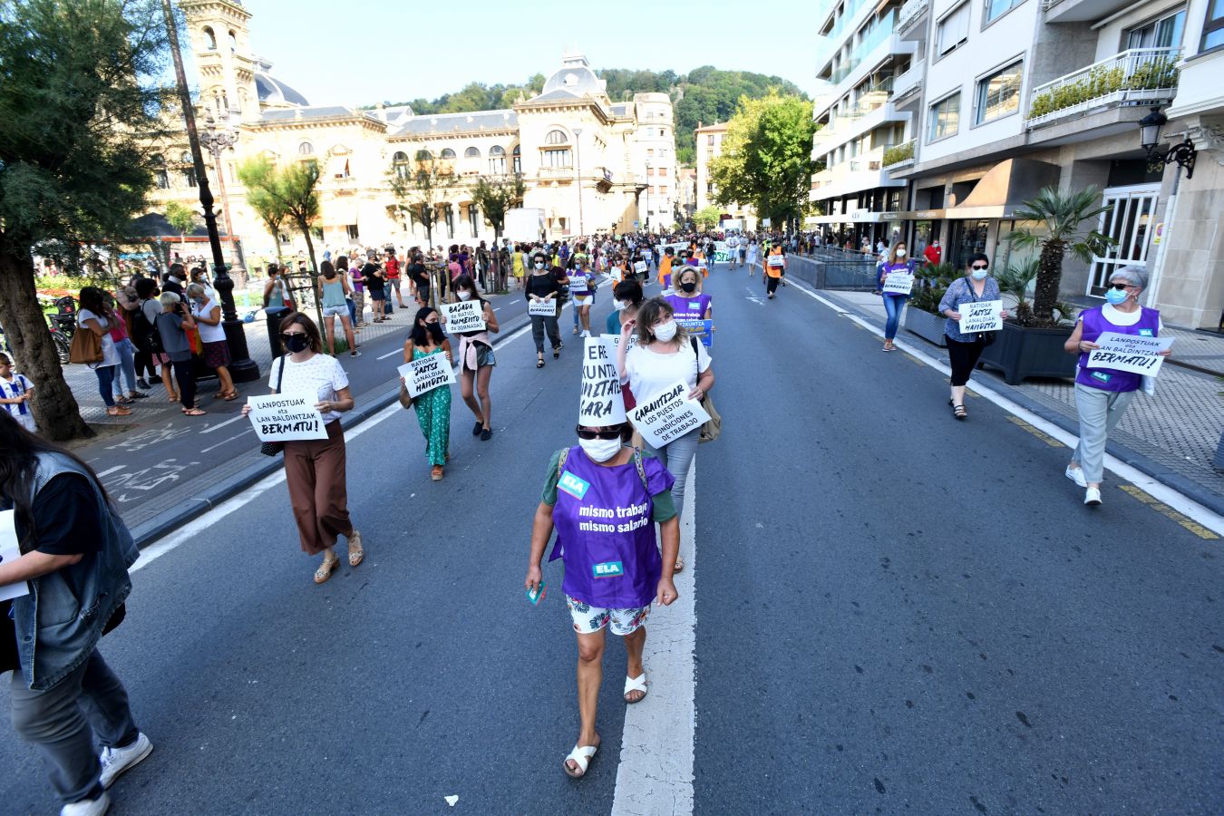 Los sindicatos de la enseñanza se han manifestado este martes en las calles de San Sebstián y han reclamado un retorno a las aulas «seguro» y acordado para hacer frente al Covid-19