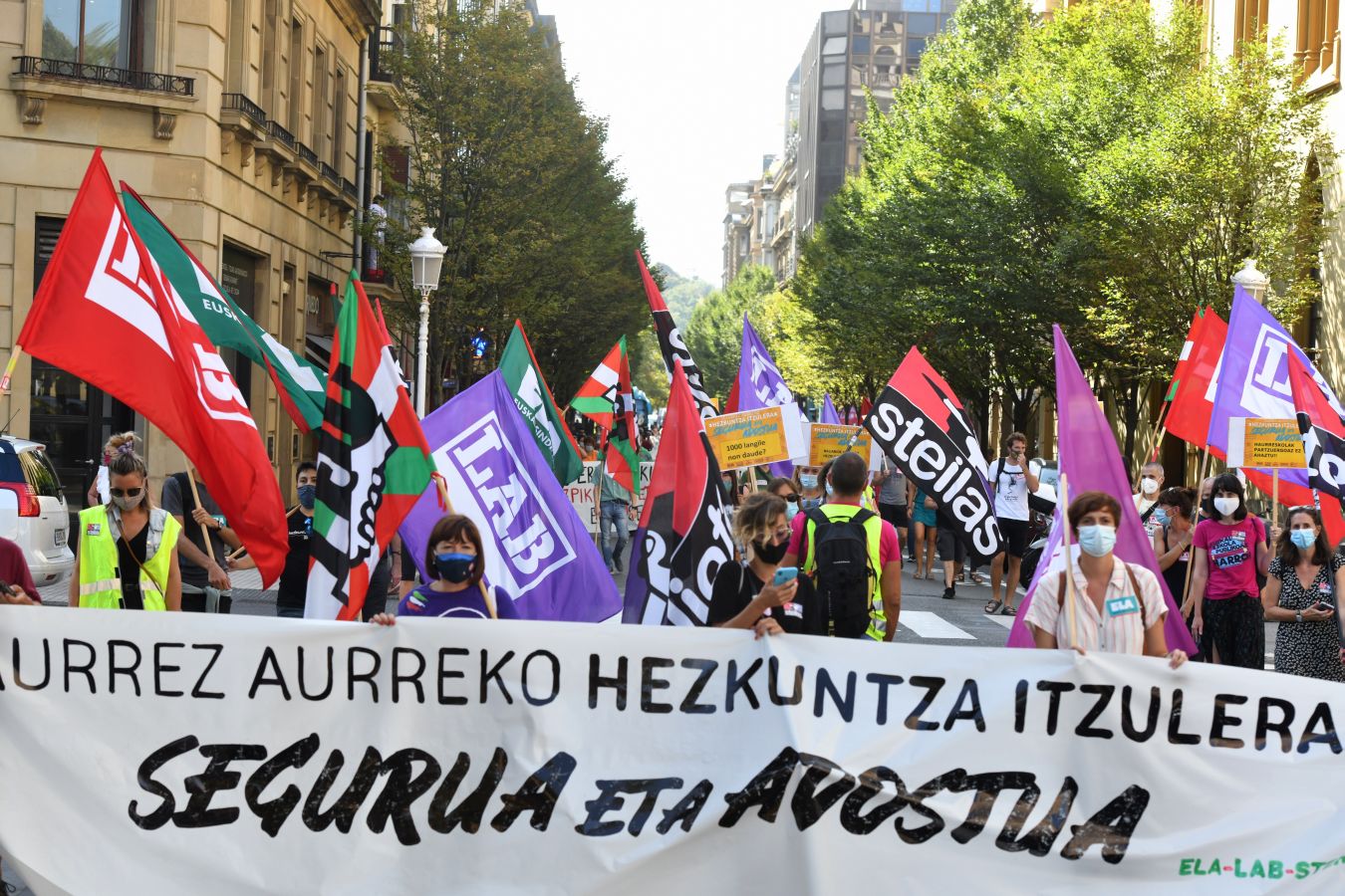 Los sindicatos de la enseñanza se han manifestado este martes en las calles de San Sebstián y han reclamado un retorno a las aulas «seguro» y acordado para hacer frente al Covid-19