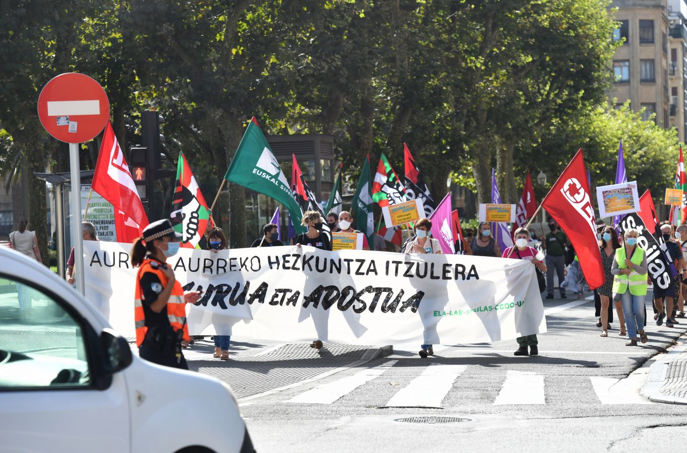 Los sindicatos de la enseñanza se han manifestado este martes en las calles de San Sebstián y han reclamado un retorno a las aulas «seguro» y acordado para hacer frente al Covid-19
